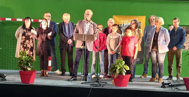 photo  jeudi 8 janvier, entouré de ses huit adjoints et de quelques jeunes du conseil municipal des enfants, le maire dominique bréjeon a, pour la dernière fois, présenté ses vœux à la population.  &copy;  ouest-france 