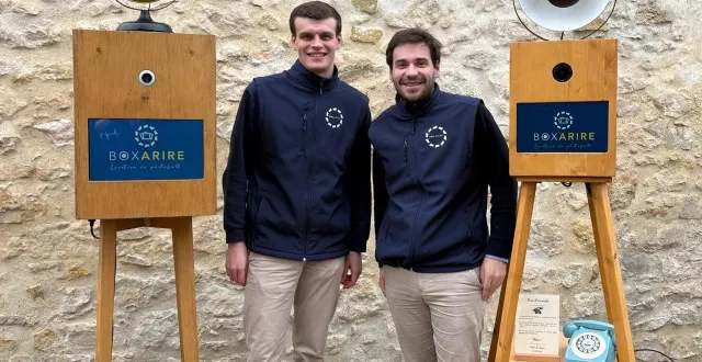 photo  la société boxarire a entièrement imaginé et conçue ses photobooths. ludovic (à gauche) et son compère baptiste (à droite) propose leurs appareils à la location.  &copy;  photo boxarire 