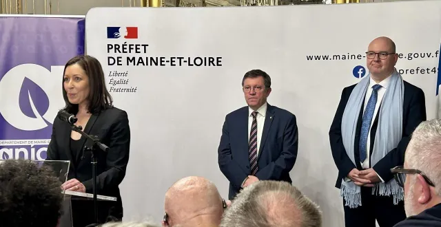 photo  angers, le 16 janvier 2026. florence dabin, présidente du conseil départemental ; philippe chalopin, maire de baugé-en-anjou et président de l’amf49, et françois pesneau, préfet du maine-et-loire depuis le 22 décembre, ont distillé quelques informations intéressantes lors de leur séance commune de voeux.  &copy;  co 