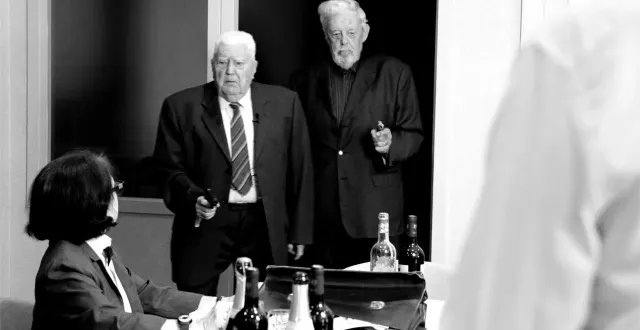 photo  des résidents de la villa beausoleil, à saint-gilles-croix-de-vie, en mode tontons flingueurs.  &copy;  capture d’écran youtube 