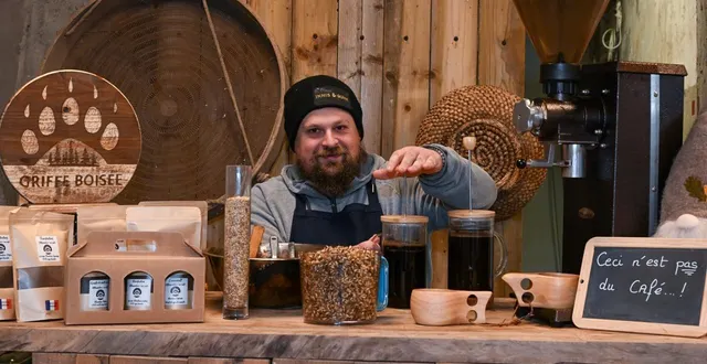 photo  les garennes-sur-loire, le 16 décembre 2025. marc charbonnier propose « une alternative écologique, saine et locale » au café, en transformant des céréales produites à la ferme bio des près d’ardoise, aux garennes-sur-loire.  &copy;  le courrier de l’ouest – laurent combet 