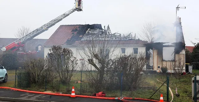 photo  les pompiers sont intervenus sur l’incendie d’une maison à auvers-le-hamon ce samedi 17 janvier 2026.  &copy;  ouest-france 