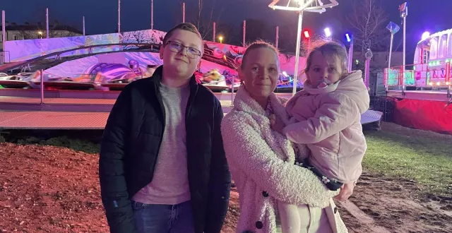 photo  ernesto et irys, les enfants de flavie, ont fait quelques tours de manège et joué aux machines à sous vendredi soir. ils reviendront avant la fin de la saint-vincent d’argentan.  &copy;  ouest-france 