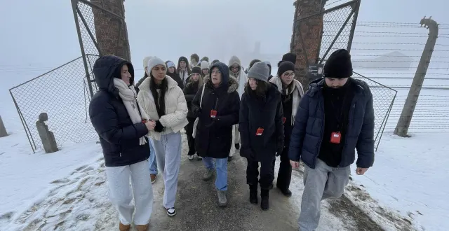 photo  lise onijas, fille d’un rescapé de la rafle du vél d’hiv et de la shoah, avec des lycéens de fécamp (seine-maritime) au camp de birkenau, en pologne, jeudi 15 janvier 2026.  &copy;  ouest-france 