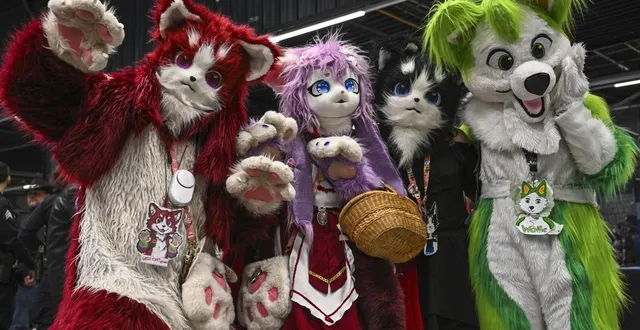 photo  les furries, ces personnes d’animaux imaginaires, saluent avec leurs pattes de velours.  &copy;  le maine libre - denis lambert 