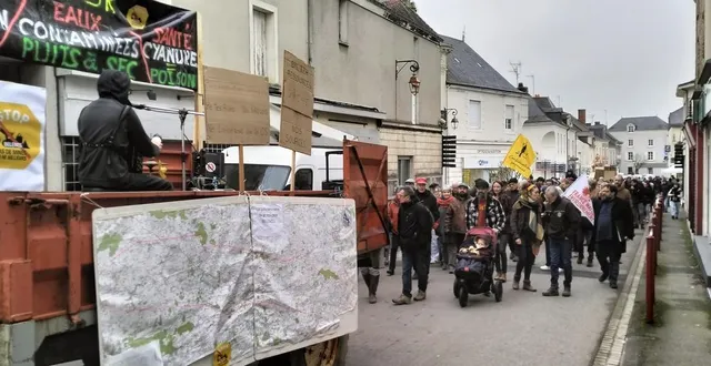 photo  quelque 250 personnes ont déambulé jusqu’à la mairie de candé contre le projet d’exploration minière bélénos.  &copy;  co - julie reux 