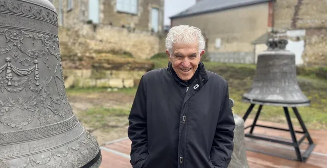 photo  bill fontana, le sculpteur de son, au milieu des cloches de l’abbaye de fontevraud, installées au pied de la cathédrale saint-julien du mans.  &copy;  ouest-france 