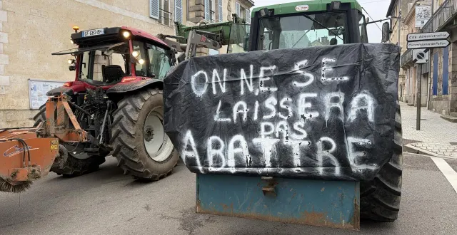 photo  les agriculteurs se sont arrêtés devant la préfecture de l’orne pour protester contre la non-venue du préfet.  &copy;  ouest-france 