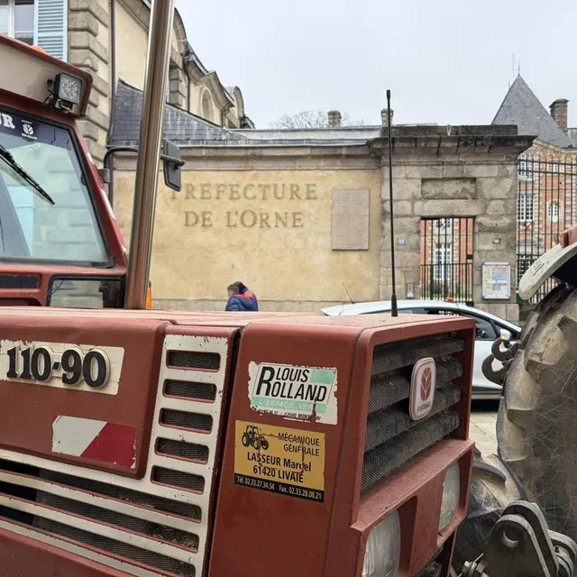photo la rue saint-blaise à alençon (orne) a été bloquée pendant une dizaine de minutes par des agriculteurs en colère.  ©  ouest-france