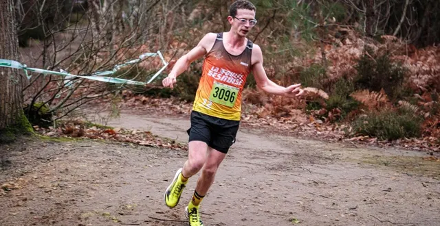 photo  jocelyn charpentier a levé les bras en premier.  &copy;  simon torlotin / ouest-france 