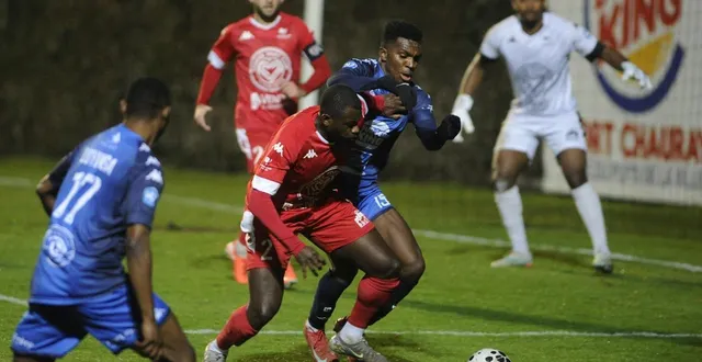 photo  face à la solide défense du vfc la roche-sur-yon de moïse mahop, l’attaque du fc chauray, menée par tieri godame, est restée muette, ce samedi 17 janvier 2026.  &copy;  co - christophe bernard 