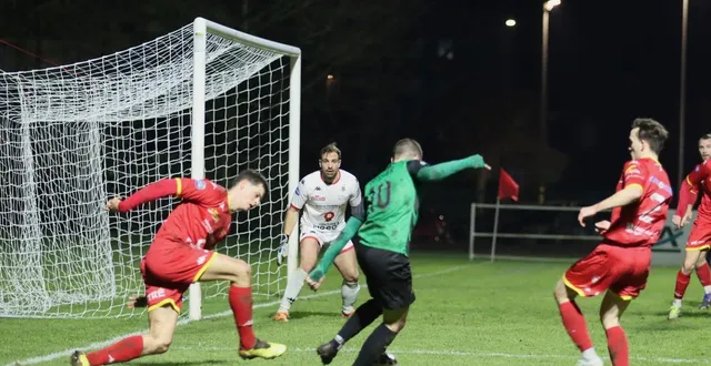 photo  l’alençonnais amaury tessier (numéro 10) en pleine incursion dans la surface vitréenne.  &copy;  ouest-france 