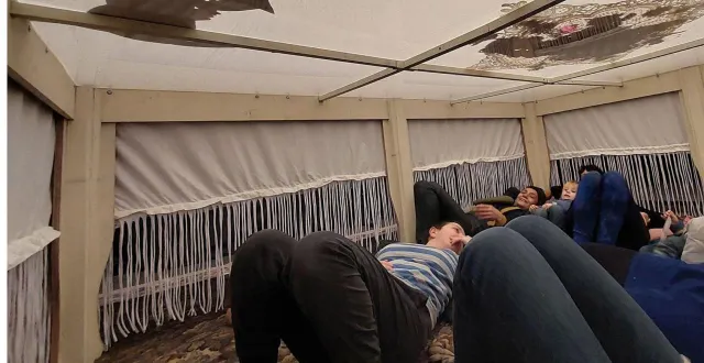 photo  le public se retrouve sous la table.  &copy;  co 