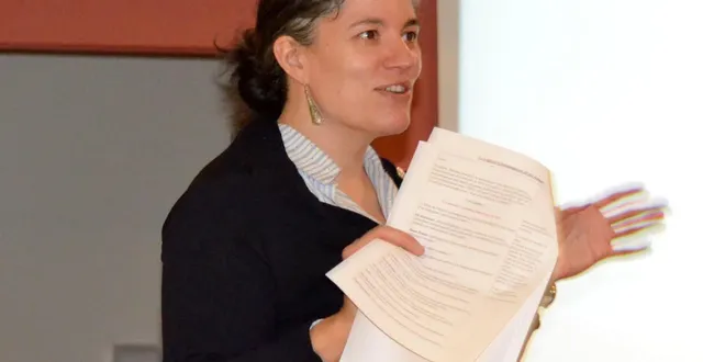 photo  scénariste du son et lumière avec sullivan chevreuil, sophie gaulin a captivé les figurants venus découvrir leur rôle.  &copy;  le maine libre 