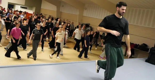 photo  doué-en-anjou, samedi 17 janvier 2026. sur la scène, jordan mouillerac a insufflé son énergie aux nombreux danseurs présents.  &copy;  co - matthieu gruaz-toussaint 