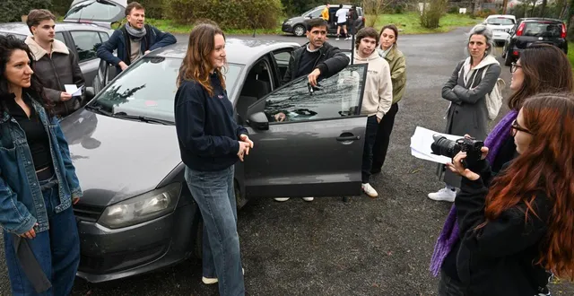 photo  angers, samedi 17 janvier 2026. l’équipe réunie par marie grzeskowiak, comédienne et pour une fois réalisatrice (2e à partir de la droite), a tourné à proximité de l’étang saint-nicolas, notamment à l’intérieur de cette voiture.  &copy;  co - laurent combet 