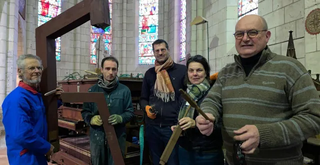 photo  le facteur d’orgues alain léon et les membres de l’association orgues en pays fléchois restaurent l’orgue de l’ancien hôpital de la flèche sous l’égide de la mairie de la flèche, mi-janvier 2026.  &copy;  le maine libre – louis gohin 