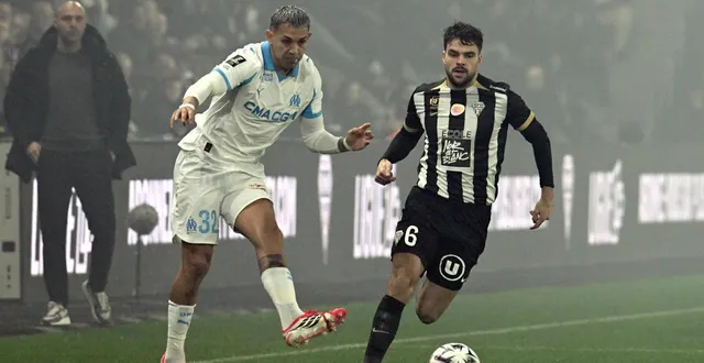 photo  football. l1. 18ème journée du championnat de france de ligue 1. sco angers / om marseille. medina et louis mouton photo : jérôme fouquet/ouest-france  &copy;  jérôme fouquet/ouest-france 