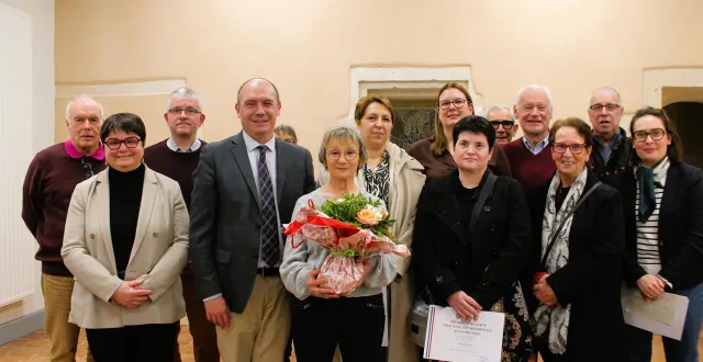 photo  des membres du conseil municipal et la directrice générale des services, entourent véronique commin, prochainement en retraite (avec le bouquet), et hélène lanoy sa droite. plusieurs agents en mission pour la ville étaient absents.  &copy;  la ville de mamers 