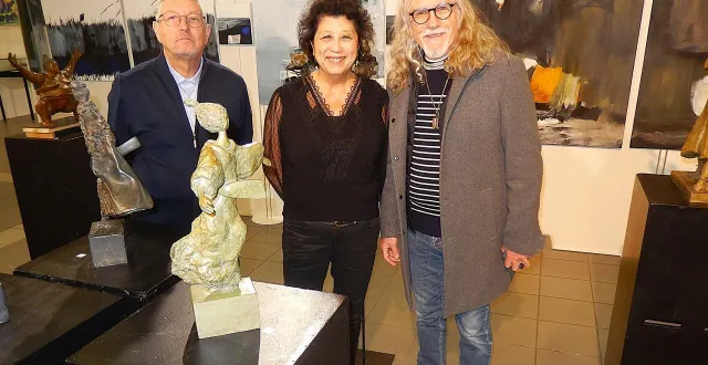 photo  jean-charles huet, président de l’association des arts plastiques du mans, avec les invités d’honneur : hélène hiribarne et ses sculptures, et akil, devant ses peintures, au centre paul-courboulay, au mans, jusqu’au 8 février 2026.  &copy;  ouest-france 