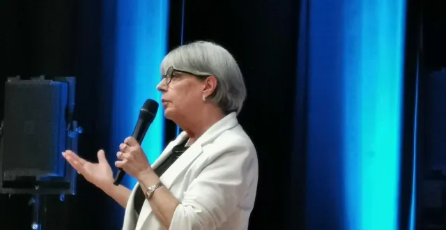 photo  ève sans a présenté ses derniers vœux à la population mercredi soir à l’éolienne et remercié élus et habitants de leur confiance  &copy;  le maine libre. 