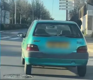 photo  un couple a filmé une voiture qui donne l’impression d’être autonome dans les rues de guérande. la vidéo a cumulé 360 000 vues sur les réseaux sociaux.  &copy;  capture d’écran facebook 
