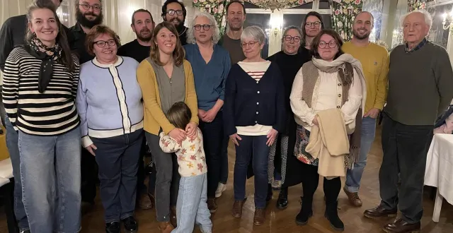 photo  de gauche à droite, au fond : loïc lecoeur, rémy carras, david morin, touhami cherrak, philippe tulliez, claire billy, alice poggioli, thomas poncheaux et marc chalufour ; devant : rosanne tardiff, anne-marie faurieux, julie thivol, isabelle lecomte, véronique lévèque et estelle corneville. absent : nicolas gaultier.  &copy;  ouest-france 