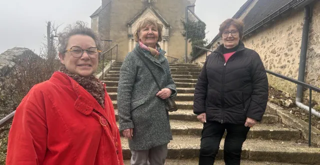photo  chaumont-d’anjou (jarzé-villages), le 12 janvier 2026. pierrette rocher, présidente de folk chaum’pas (à gauche) ; michelle flandrois et françoise mauxion, membres du bureau de l’association, organisent un bal folk à jarzé à l’occasion des vingt ans de l’association le samedi 7 mars.  &copy;  co - christophe ricci 