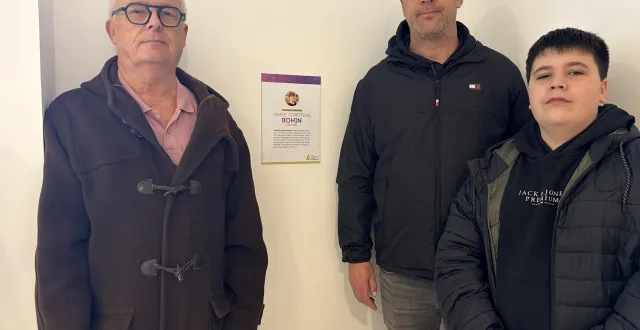 photo  pascal, clément et lorenzo bohin étaient présents à l’inauguration de la plaque commémorative de marie-christine bohin au centre municipal santé d’alençon (orne).  &copy;  ouest-france 