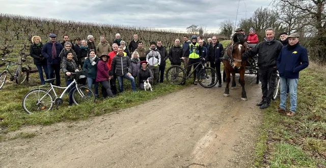 photo  à l’appel d’un collectif de citoyens, habitants et usagers des voies cyclables et pédestres du territoire de la communauté de communes loire layon aubance ont condamné, ce dimanche, le goudronnage de ces chemins.  &copy;  co - emmanuel poupard 