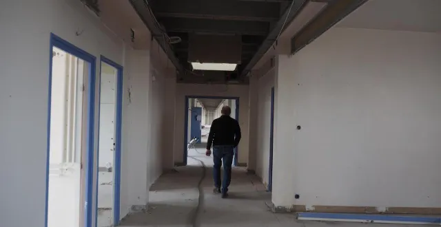 photo  démarrés en 2019, les travaux de l’internat du lycée jean-moulin attendent toujours de connaître leur dénouement. ici, une visite du chantier en 2025.  &copy;  archives co – antoine richard 