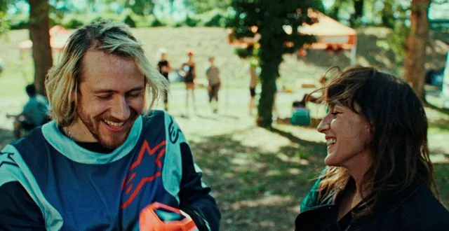 photo  bastien bouillon et juliette armanet, héros du film musical « partir un jour » qui sera rediffusé au cgr de cholet dans le cadre du festival télérama.  &copy;  topshot films/les films du worso/pathé films/france 3 cinéma 