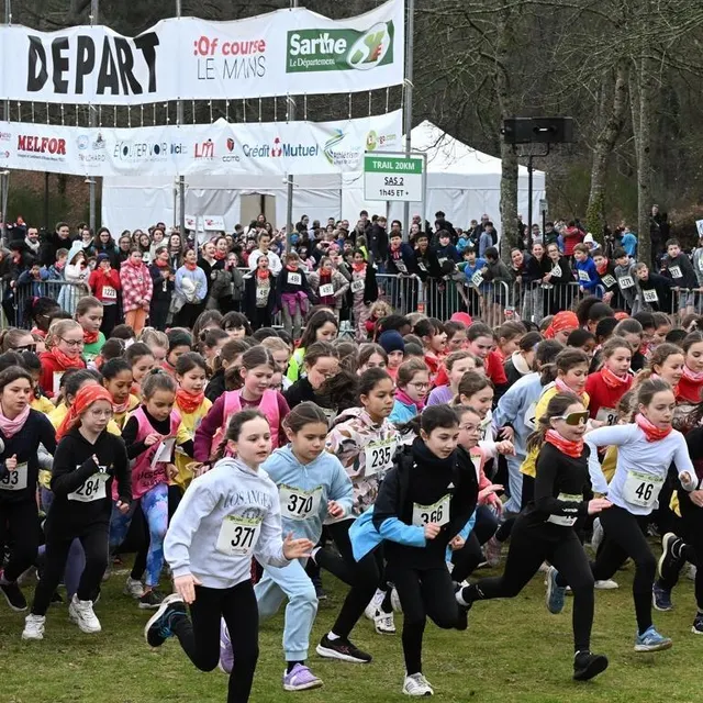 3 500 élèves, représentant 77 établissements scolaires sarthois, ont ouvert la 43? édition du Cross Ouest-France dans les bois de l’Épau, vendredi. Jérôme Fouquet/ouest-France photo 3 500 élèves, représentant 77 établissements scolaires sarthois, ont ouvert la 43? édition du cross ouest-france dans les bois de l’épau, vendredi. © jérôme fouquet/ouest-france