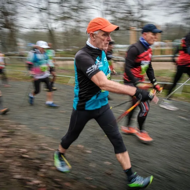 352 marcheurs ont pris le départ de la marche nordique en compétition, chez les hommes, sur les chemins des bois de l’Épau. Simon Torlotin / Ouest-France photo 352 marcheurs ont pris le départ de la marche nordique en compétition, chez les hommes, sur les chemins des bois de l’épau. © simon torlotin / ouest-france