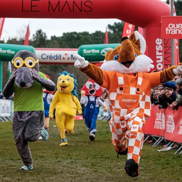 La course des mascottes a amusé les jeunes coureurs qui venaient de terminer la boucle des familles. Simon Torlotin / Ouest-France photo la course des mascottes a amusé les jeunes coureurs qui venaient de terminer la boucle des familles. © simon torlotin / ouest-france