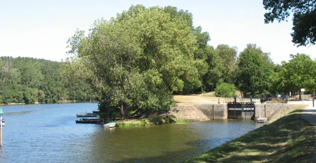 photo  l’homme était en difficulté dans l’eau froide de la mayenne. photo d’illustration.  &copy;  archives ouest-france 
