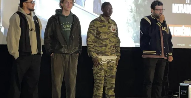 photo  de gauche à droite : les trois acteurs principaux, riadh bellaïche, gaspard gévin hié et bakary diombera, et le réalisateur, morade aïssaoui, ont dit leur plaisir de venir à argentan, samedi 17 janvier 2026.  &copy;  ouest-france 
