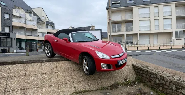 photo  une voiture en équilibre près du port de la turballe ce dimanche 18 janvier.  &copy;  ouest-france 