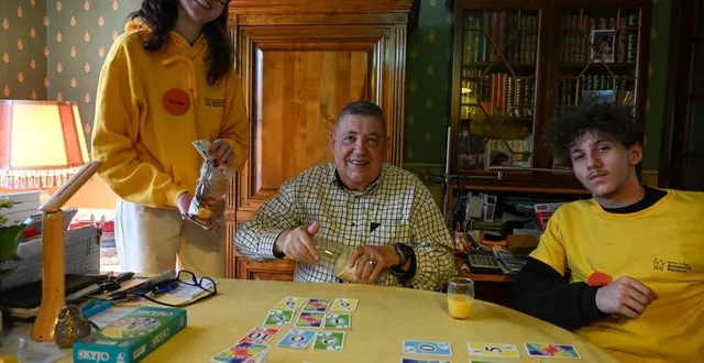 photo  mûrs-érigné, mercredi 13 janvier. bavarder, faire un jeu ou une petite balade apporte de la convivialité dans la vie des personnes âgées visitées, à l’image d’hugues de veyrinas, ici avec emerance et evan.  &copy;  co - laurent combet 