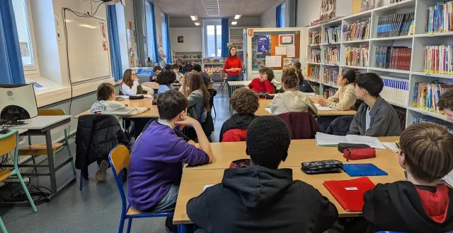 photo  la classe presse avec les élèves de la 4b du collège saint-louis au mans, vendredi 16 janvier 2026.  &copy;  aurore piquera 