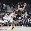 photo le manceau shannon bogues en difficulté face au parisien sebastian herrera, le 18 janvier 2026.