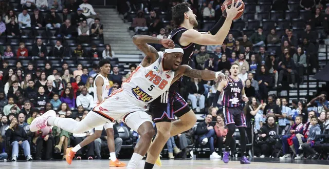 photo  le manceau shannon bogues en difficulté face au parisien sebastian herrera, le 18 janvier 2026.  &copy;  maxppp 