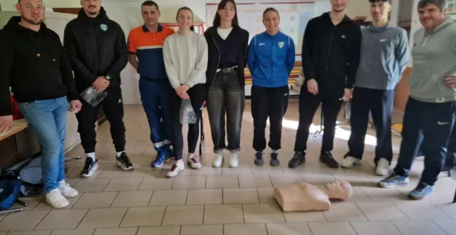 photo  les acteurs de la journée de formation aux premiers secours au club de football f2c dispensée par la protection civile.  &copy;  ouest-france 