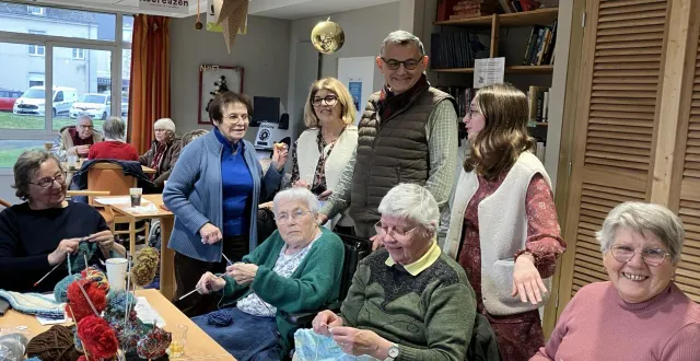 photo  le tricot solidaire en plein travail sous le regard de claudine rochard, étienne chevillard et élise simon  &copy;  ouest-france 