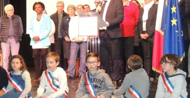 photo  les élus sur la scène de jacques-brel derrière le conseil municipal des jeunes.  &copy;  ouest-france 
