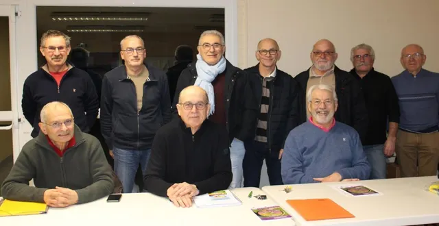photo  au premier plan, les membres du bureau : dominique blondeau (trésorier), roland lechevallier (président) et rémy allais (secrétaire).  &copy;  ouest-france 