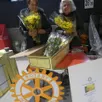 photo les deux bénévoles ont proposé les bouquets de mimosa.