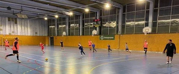 photo  le tournoi des jeunes est divisé en deux parties. certaines équipes jouent le samedi et d’autres participent le dimanche  &copy;  le maine libre 