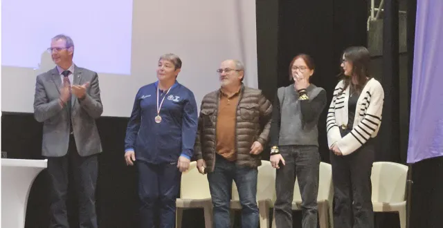 photo  de gauche à droite : claude guérin, natacha faribault, patrick pasquier (représentant de patrick souchard) et les deux apprenties coiffeuses.  &copy;  co 