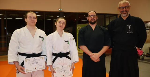 photo  vendredi soir, au dojo de changé, le sud-est manceau club de judo jujitsu a organisé sa cérémonie des vœux, moment privilégié pour la remise de grades. émilien bizeray et camille duval ont reçu leur 1er dan en judo, morgan evrard et mostefa fodil, leur 1er dan en iaido. les quatre lauréats ont fait la fierté de leurs dirigeants : « c’est aussi une récompense pour le club, le travail a payé. »  &copy;  ouest-france 